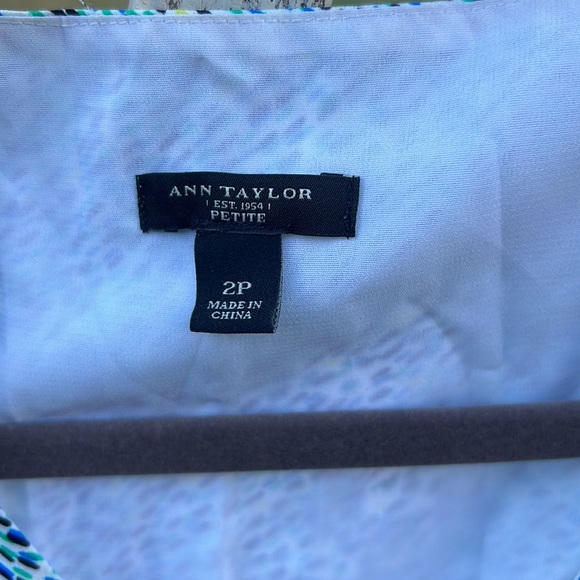 Ann Taylor sleeveless blouse - Picture 2 of 4